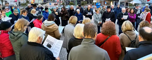 Teilnehmer an der Veranstaltung am 3. Oktober "Deutschland singt und klingt" vor dem Rathaus in Untergruppenbach. | Foto: W. Happold