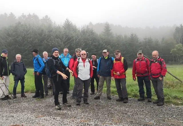 Trotz Hochnebels stets sonniges Gemüt: Die Wandergruppe der Kolpingsfamilie Oedheim | Foto: Bernd Herold
