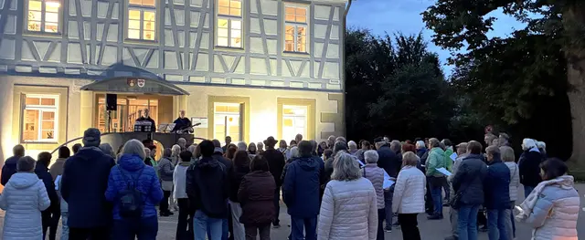 Teilnehmer an der Veranstaltung am 3. Oktober "Deutschland singt und klingt" vor dem Rathaus in Untergruppenbach. | Foto: W. Happold