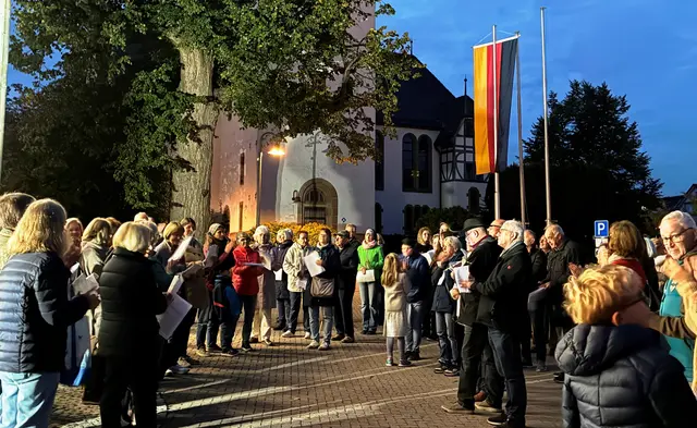 Teilnehmer an der Veranstaltung am 3. Oktober "Deutschland singt und klingt" vor dem Rathaus in Untergruppenbach. | Foto: W. Happold
