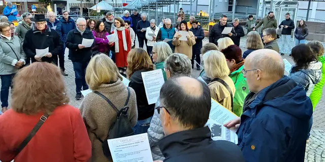 Teilnehmer an der Veranstaltung am 3. Oktober "Deutschland singt und klingt" vor dem Rathaus in Untergruppenbach. | Foto: W. Happold