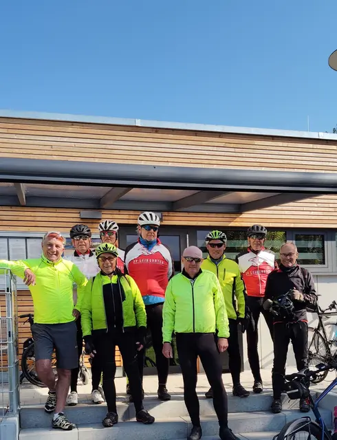 Radsportler vom SV Leingarten vor dem neugestaltenen Eingang des 
Bad Rappenauer Rapsodie-Sauna-Paradies. | Foto: Urheberbild von Willi Frasch