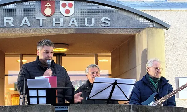 Bürgermeister Vierling, bei der Begrüßung am 3. Oktober anlässlich der Veranstaltung "Deutschland singt und klingt" vor dem Rathaus in Untergruppenbach, daneben Winfried Lurwig am Keyboard und Klaus Ellinger an der Gitarre. | Foto: W. Happold