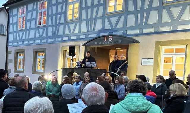 Ansprache von Bürgermeister Vierling am 3. Oktober anlässlich der Veranstaltung "Deutschland singt und klingt" vor dem Rathaus in Untergruppenbach.  | Foto: W. Happold