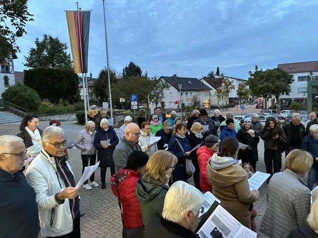 Teilnehmer an der Veranstaltung am 3. Oktober "Deutschland singt und klingt" vor dem Rathaus in Untergruppenbach. | Foto: W. Happold