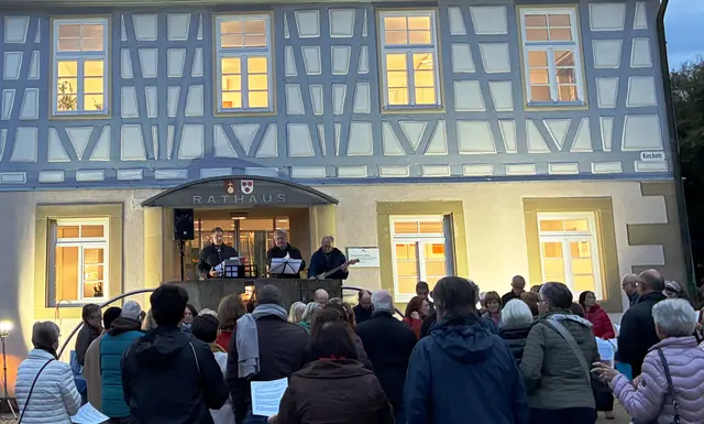Teilnehmer an der Veranstaltung am 3. Oktober "Deutschland singt und klingt" vor dem Rathaus in Untergruppenbach. | Foto: W. Happold