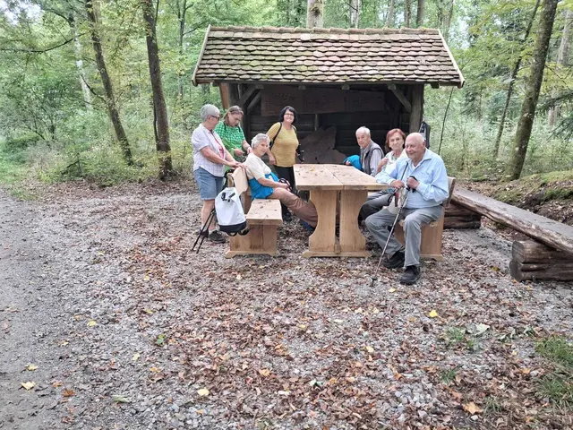 Die Wandergruppe an der ehemaligen Mecherleinstanne mitten im Wald | Foto: Herbert Wied