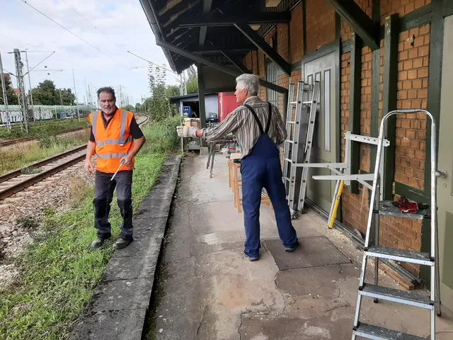 Vorschriftsmäßig gewandet (FAST alle) werden die Arbeiten voran getrieben! | Foto: ECH-Helmut Epp