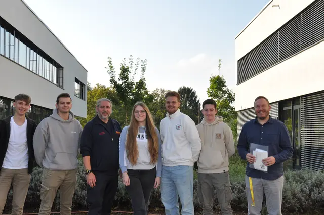 Mike Frik (3. v. l.), Bernd Pildner (1. v. r.) und die neuen ASB-Azubis | Foto: ASB Region Heilbronn-Franken