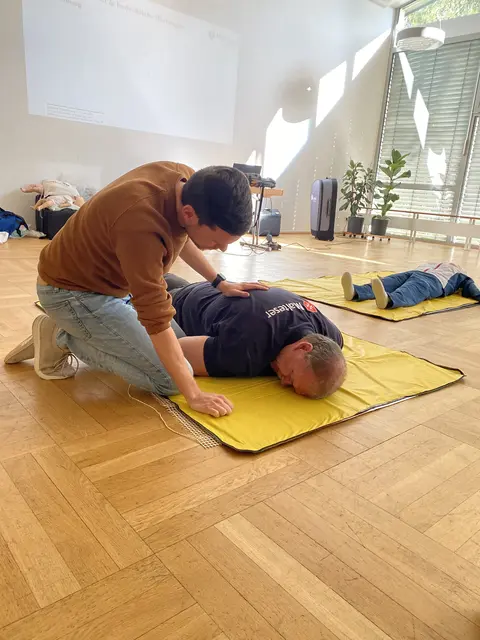 Wer kann noch die stabile Seitenlage? | Foto: Heidi Plöger- Malteser