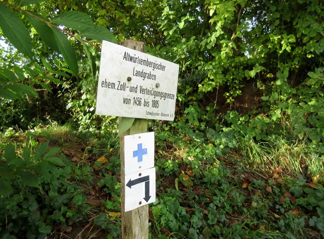 Die Schilder zeigen immer wieder an, dass man auf dem richtigen Weg ist. | Foto: WandernGabyErich