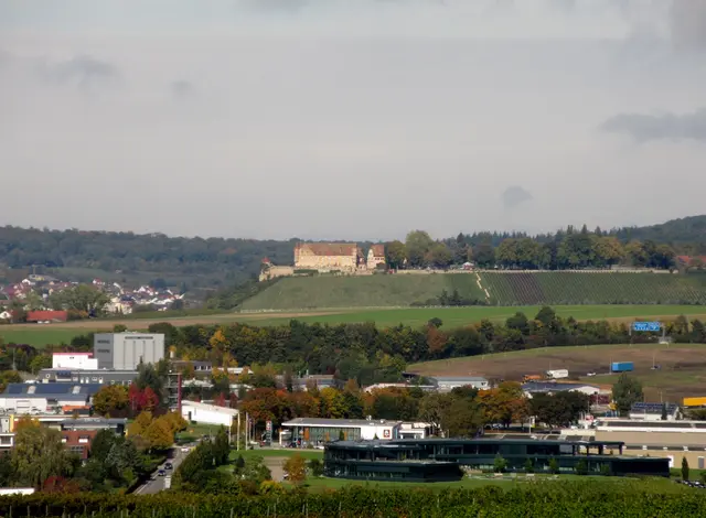 Stettenfels, freier Blick nach Untergruppenbach, dahinter der Höhenzug des Heilbronner Schweinsberges | Foto: WandernGabyErich