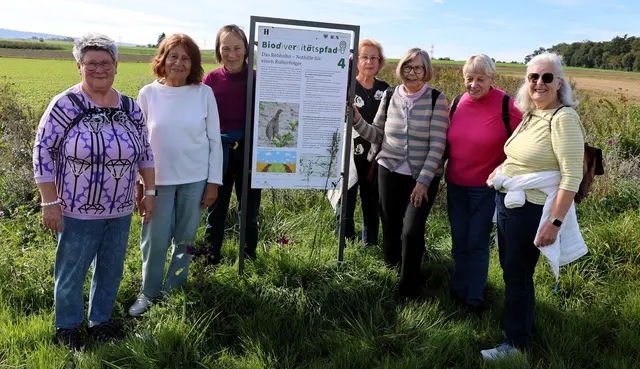 Wanderinnen des Kneipp-Vereins Heilbronn, bei der dem Rebhuhn gewidmeten Station 4 des ersten Heilbronner Biodiversitätspfads, der aus insgesamt 9 Stationen besteht. | Foto: Privat