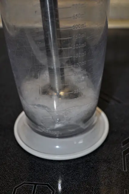 Es schäumt ganz schön. Die im Gel vorhandenen Polysaccharide sind fürs schäumen verantwortlich. | Foto: Daniela Somers