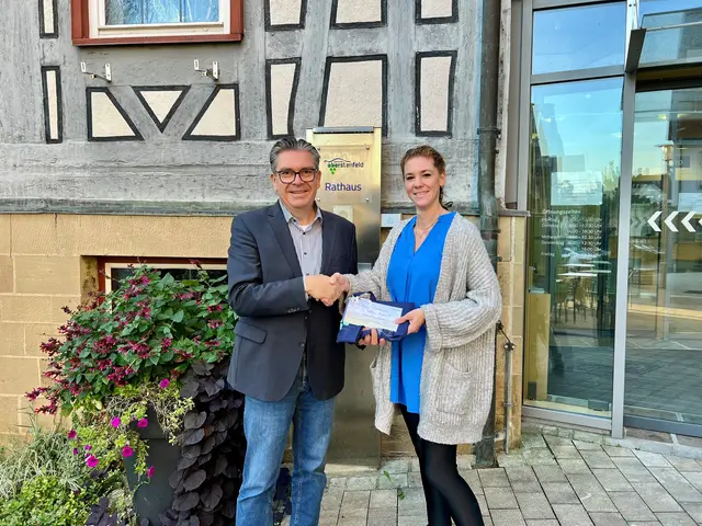 Der stellvertretende Bürgermeister Michael Meder heißt Christina Schunter als neue Mitarbeiterin im Rathaus Oberstenfeld herzlich willkommen. | Foto: Gemeinde Oberstenfeld 