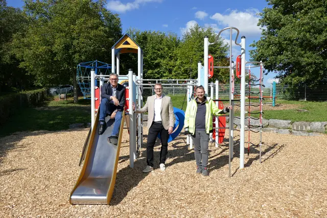 Das neue Spielgerät im Gehrn III sorgt nicht nur bei den Kindern für Freude: (v.l.n.r.) Stellvertretender Bürgermeister Michael Meder, Bauamtsleiter Kai Kraning und Bautechniker Stefan Müller machten sich vor Ort ein Bild vom neuen Spielgerät.	 | Foto: Gemeinde Oberstenfeld 