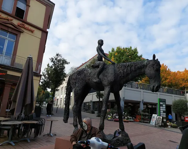 Kunst ist natürlich ebenfalls in der Fußgängerzone zu genießen: Die Reiterin von Sabian Grzimek- die Rasse des Pferdes bleibt dabei unklar. | Foto: Foto privat