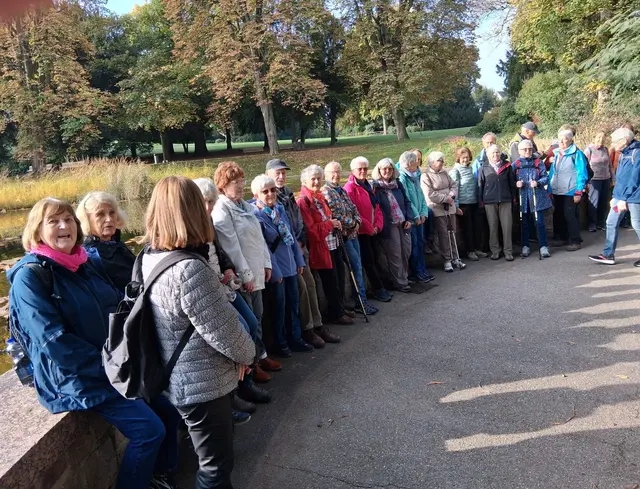 Am Seerosenteich im Schlosspark genießen die Wandersleute- vorbildlich aufgereiht- einen Halt mit Sonnenstrahlen. | Foto: Foto privat
