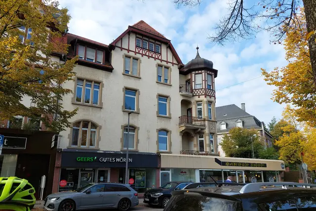 Historische Gebäude mit Herbstgold drumherum. | Foto: Foto privat