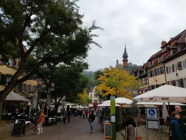 Auch der Marktplatz punktet mit Bäumen im Herbstmodus. | Foto: Foto privat