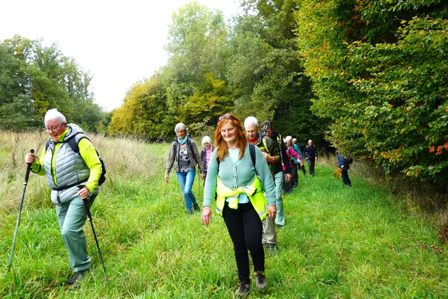 Aber die mutigen Wanderer haben es geschafft, über die Böschung hochzuklettern und einen Waldrandweg zu finden! | Foto: Isolde Reitz