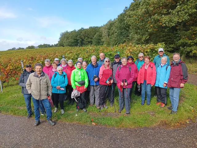 Linde Gentner und Melita Hass führten 27 Wanderinnen und Wanderer des Schwäbischen Albvereins, Ortsgruppe Untersteinbach bei der Herbstwanderung durch die Weinberge bei Gellmersbach. | Foto: Schwäbischer Albverein, Ortsgruppe Untersteinbach / Dietmar Binder