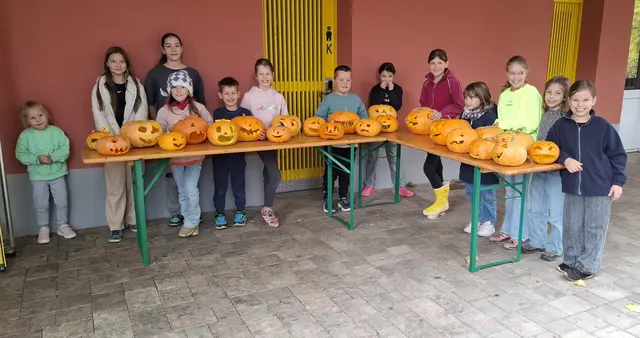 Viel Freude hatten die Kinder beim Kürbisschnitzen in Cappel | Foto: BE