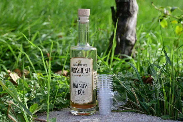 Und zwischendurch gibt's ein Likörchen. Ist zwar aus dem Hunsrück, aber der Walnuss-Likör schmeckt ganz lecker.  | Foto: Michael Harmsen
