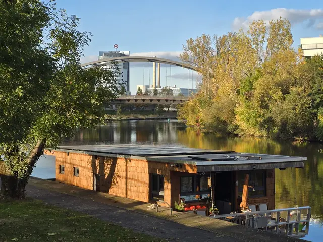 Gerade liegt ein Hausboot bei der Alten Reederei. | Foto: Heidrun Rosenberger