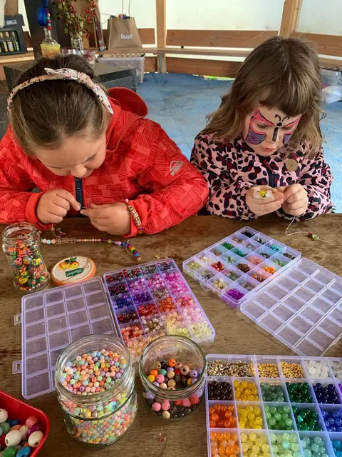 Beim Herbstfest des Naturkindergartens Hoffnungsland Brackenheim gab es für die Kinder viele tolle kreative Angebote, hier beim Perlenketten gestalten. | Foto: Nina Scheer