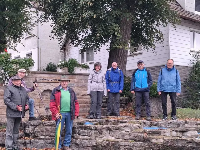 Die Wanderer am Lindenbrunnen in Ernsbach | Foto: Herbert Wied