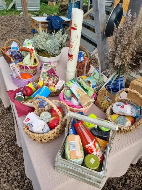 Die Kinder des Naturkindergartens Hoffnungsland stellten ihre Erntegaben auf den Altar beim Erntedank-Familiengottesdienst zum Start des großen Herbstfestes. Die Gaben wurden an die Tafel gespendet. | Foto: Jochen Baral