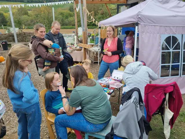 Sehr beliebt war das Kinderschminken mit Glitzer-Tatoos beim Herbstfest des Naturkindergartens Hoffnungsland Brackenheim. | Foto: Jochen Baral