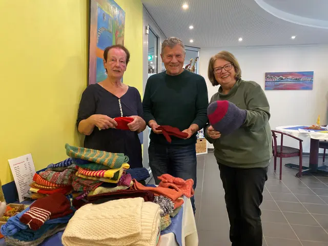 Mützenübergabe bei der Diakonie | Foto: Kreisdiakonieverband Heilbronn