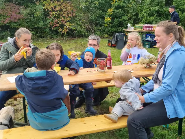 Nicht nur den Kindern schmeckte beim Herbstfest des Naturkindergartens Hoffnungsland Brackenheim die leckere Grillwurst. | Foto: Jochen Baral
