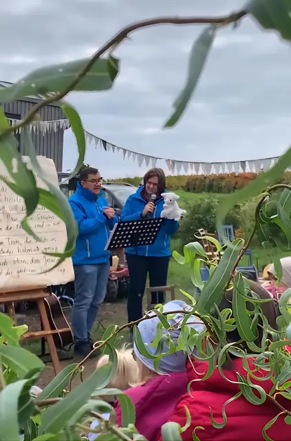 Beim Erntedank-Familiengottesdienst des Herbstfestes vom Naturkindergarten Hoffnungsland Brackenheim erklärte das Schaf "Flauschi" nicht nur den Kindern, warum jeder Tag ein Geschenk Gottes ist. | Foto: Nina Scheer