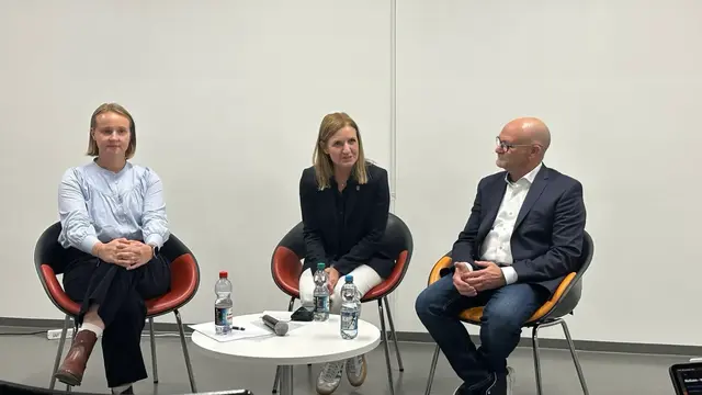 Dr. Marilena Geugjes (l.) und Dieter Ackermann im Gespräch mit Gudula Achterberg MdL. | Foto: lh