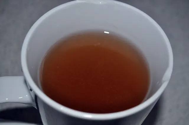 Der fertige Tee. Man sieht an der Farbe, dass die Inhaltstoffe gut ins Teewasser gekommen sind. Und ohne die Beeren vorher einzuweichen und lange zu kochen. Einen Würfel ins Teesieb und mit kochendem Wasser aufgießen, 5-10 Minuten ziehen lassen reicht aus. | Foto: Daniela Somers