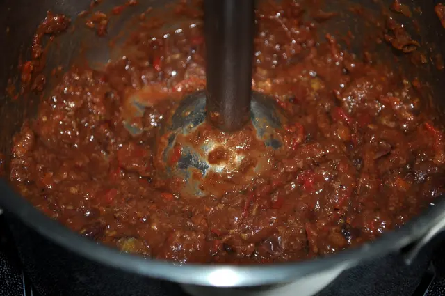 Mit dem Pürierstab kurz durchpürieren. Muss nicht besonders fein sein. Die Kerne des Weißdorns sollten noch ganz bleiben.  | Foto: Daniela Somers