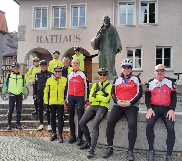 Radsportler vom SV Leingarten vor dem Faustdenkmal in Knittlingen. | Foto: Urheberbild von Willi Frasch