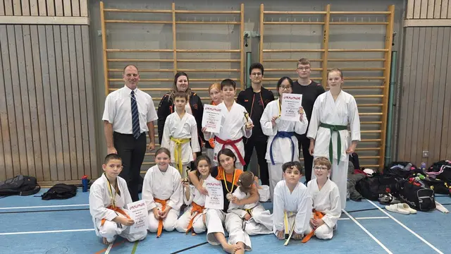 Die erfolgreiche Mannschaft des Karatevereins Eppingen beim Roba-Klostercup 2025: (Hinten v.l.) Matthias Schäfer, Danil Jung, Emely Borneck, Finja Schwenger, Luka Colakovic, Johannes Geng, Lan Nguyen, Patrick Pruschwitz, Ewa Jung. (Vorne v.l.) Matvii Slobodskyi, Madlen Senk, Maya Papp, Helen Heil, Jil Deike, Emir Tan und Jakob Rebel. (Damian Moraru und Etelka Richarz fehlen auf dem Foto) | Foto: Karateverein Eppingen