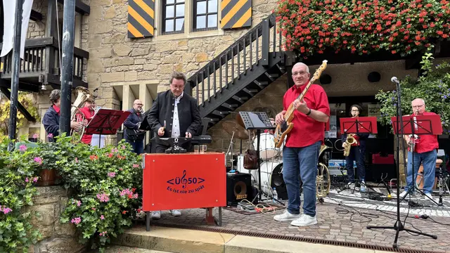 Dr. Michael Preusch (CDU &amp; Vorsitzender Blasmusikkreisverband Heilbronn) unterstützte die Ü50-Gruppe am Amboss bei der gleichnamigen Polka | Foto: MVG