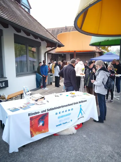 Infotisch der Heilbronner Bezirksgruppe des Blinden und Sehbehindertenverbands Württemberg beim Tag der offenen Tür der Hermann-Herzog-Schule | Foto: Martin Haug