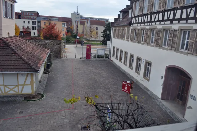 Der Schauplatz des Geschehens. Heute steht der Grabstein vom Schultheiß ganz links hinten an den Resten der ehemaligen Stadtmauer. | Foto: Daniela Somers