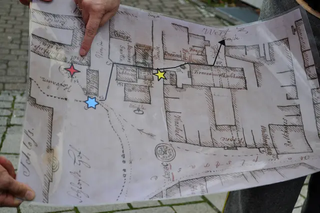 Skizze zur Mordermittlung. Der rote Stern zeigt den Tatort. Der blaue Stern den Mörder bei der Ausführung. Der gelbe Stern zeigt wo er von einem Zeugen gesehen wurde. | Foto: Daniela Somers