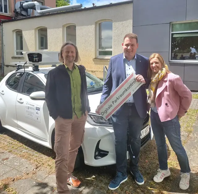 Gudula Achterberg Mdl (r.) mit WErner Korn, Parlamentarischer Berater (l.) und Nicklas Nüssle MdL. Im Hintergrund: Ein Scan Car, wie es jetzt auch in einem Pilotversuch in Heidelberg eingesetzt wird.  | Foto: bga