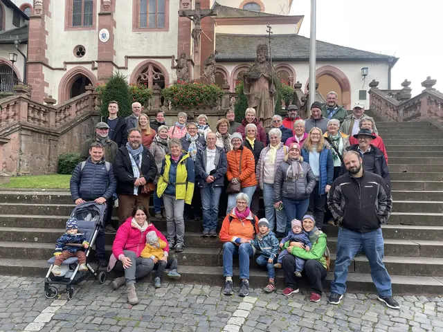 Gut gelaunt trotz kühlem Herbstwind – der Sing- und Liederkranz Untersteinbach vor der Stiftsbasilika in Aschaffenburg | Foto: Ralph Heusler