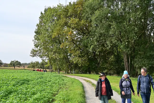Das schöne am Wandern sind auch die guten Gespräche die man führt. | Foto: Michael Harmsen