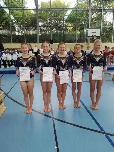 Die TSG Mannschaft freut sich über die Qualifikation zum Landesfinale. Es turnten: (v.l.n.r.) Mina Kuru, Natalie Kreker, Lisa Drachlov, Julia Genesius und Freya Kern  | Foto: Helga Bauer