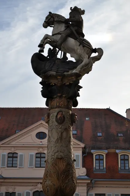Auch damals schon gab es den Georgsbrunnen. Was der Drachentöter, Heilige und Nothelfer St. Georg wohl vom Mord gesehen hat? | Foto: Daniela Somers